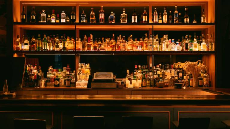 Riccione, entra in un bar e viene pestato a sangue: “Ci sembrava un rapinatore”