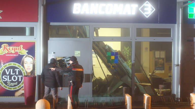 Assalto esplosivo al bancomat a Mezzano, ladri in fuga col bottino