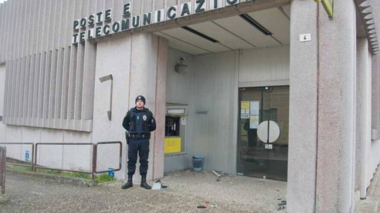 Assalti esplosivi ai bancomat a Lugo, i banditi col volto coperto dalle mascherine per i virus