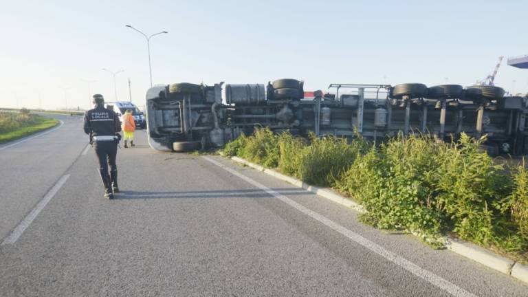 Ravenna, si ribalta con il camion nella zona del porto: 35enne in gravi condizioni