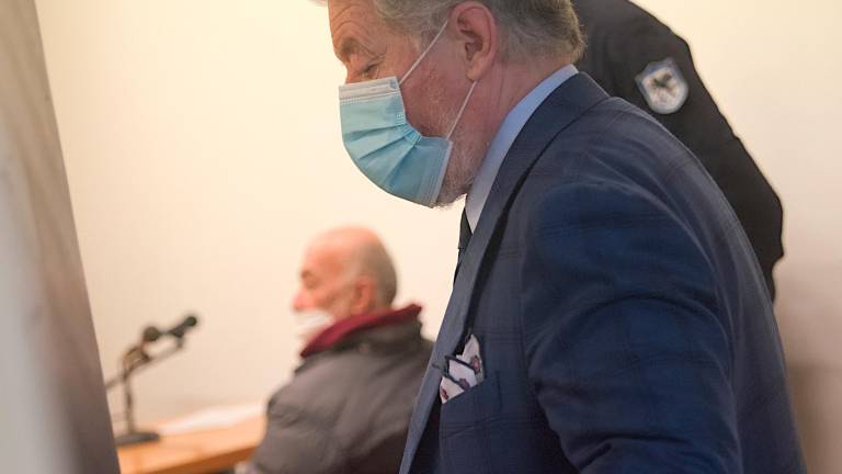 In primo piano l’avvocato Carlo Benini e sullo sfondo il dottor Mauro Passarini