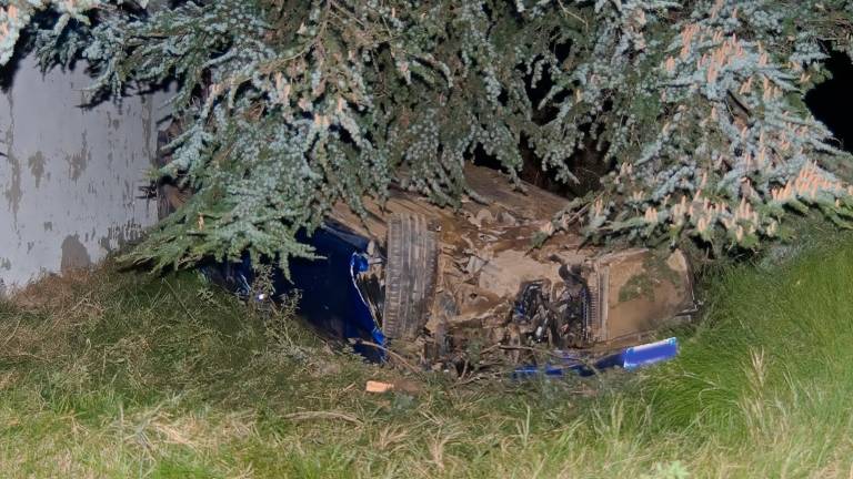 L’auto si è schiantata contro un albero (Foto Massimo Fiorentini)