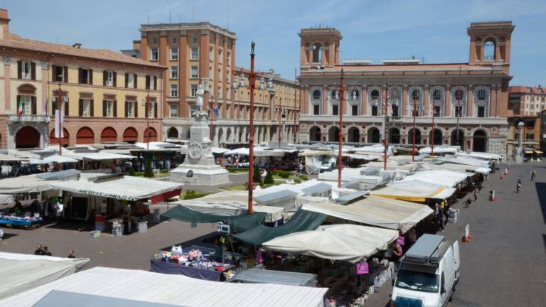 Forlì, riapre il mercato ambulante: tra regole e regali
