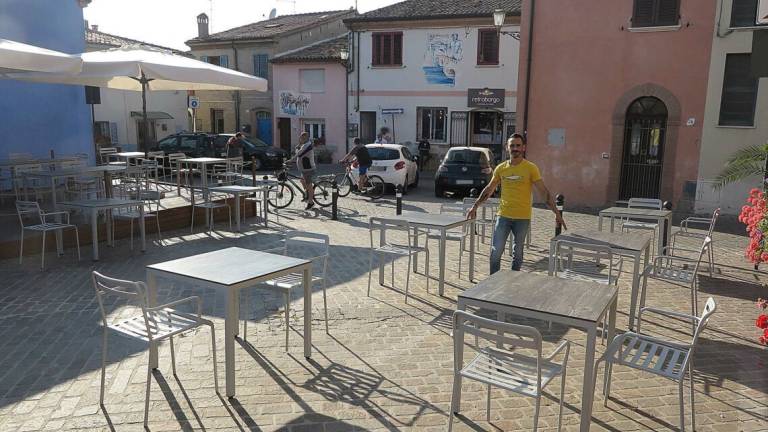 Rimini. Tavolini in strada e al posto dei posti auto: 120 domande