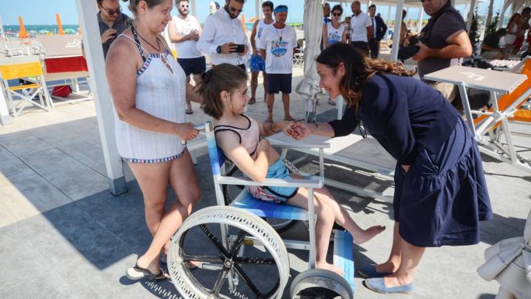 Punta Marina, la ministra alla Disabilità Locatelli al bagno Insieme a te: Sono rimasta molto colpita