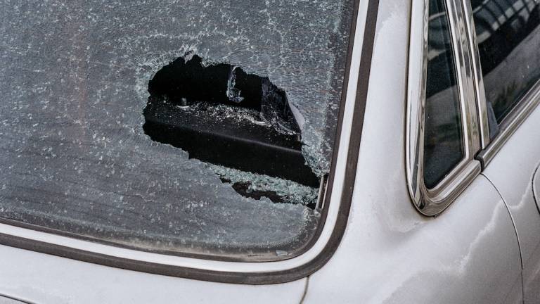 Rimini, rompono il finestrino di un'auto per rubare e non si accorgono dell'arrivo della Polizia