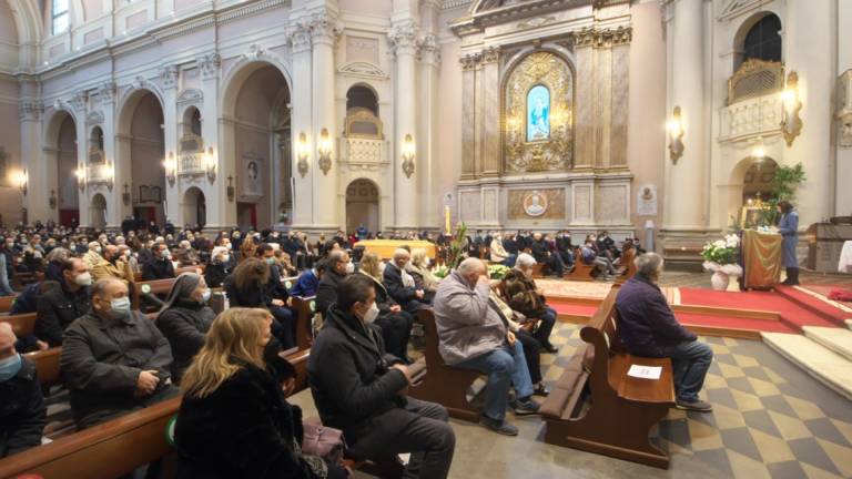 Lugo, chiesa della Collegiata gremita per il funerale di Francesco Bucchi