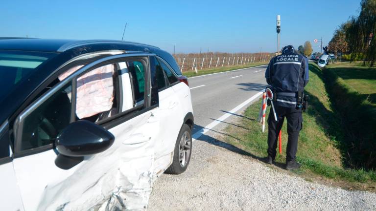 Russi, incidente: abbatte in muretto e finisce nel fosso con l’auto, donna grave all’ospedale