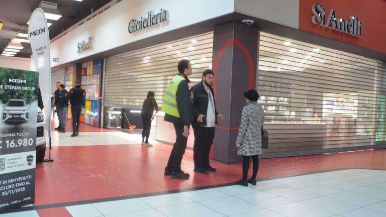 Assalto armato al centro commerciale Esp di Ravenna. Banditi armati e mascherati fanno razzia di gioielli poi fuggono in auto