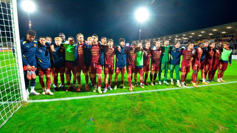La squadra sotto la curva a fine partita - Foto Massimo Fiorentini
