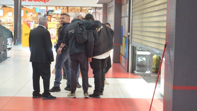 Assalto armato al centro commerciale Esp di Ravenna. Banditi armati e mascherati fanno razzia di gioielli poi fuggono in auto