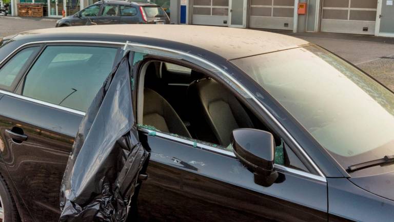 Ravenna, ladri vandali al parcheggio: danneggiate almeno 20 auto - Gallery