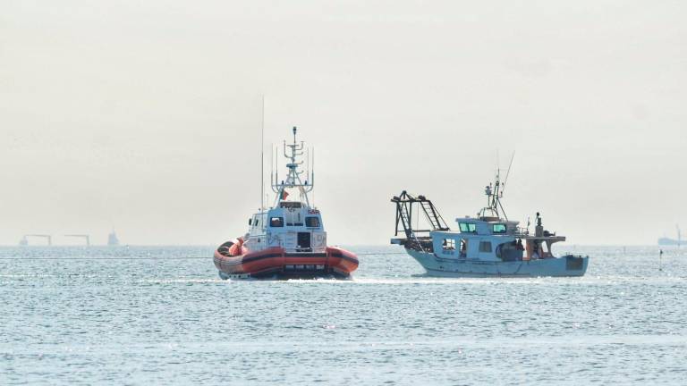 Marina di Ravenna, il peschereccio si avvicina troppo alla riva e resta incagliato, arrivano i soccorsi - Gallery