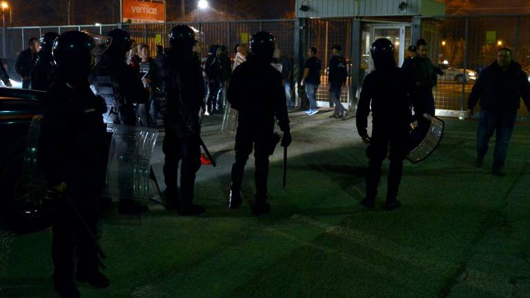 Tifosi violenti fuori dal palafiera, la Cassazione blocca le condanne