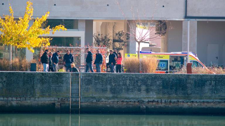 Ravenna, una donna vuole buttarsi nel canale Candiano: eroico salvataggio della Polizia - Gallery
