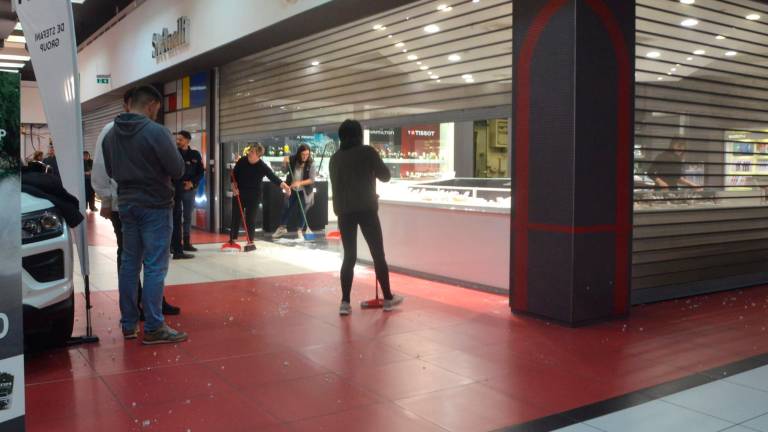 Le immagini subito dopo l’assalto all’Iper (fotoservizio Massimo Fiorentini)