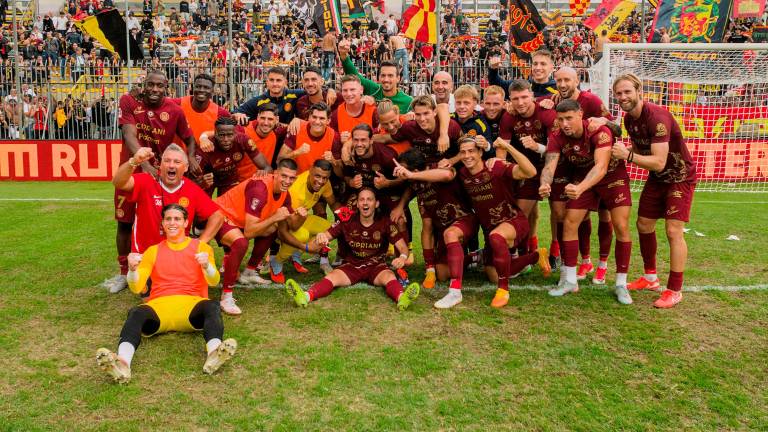 Il Ravenna posa davanti alla curva Mero dopo il successo sulla Ternana (Fiorentini)