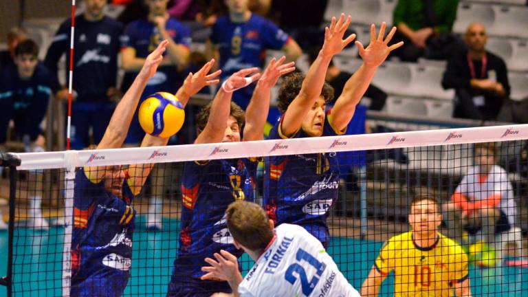 Il muro a tre della Consar Ravenna si oppone allo scatenato polacco Jan Fornal (Fiorentini)