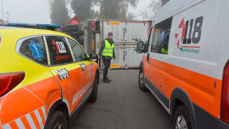 Ravenna, incidente: il Tir si ribalta e perde il carico di frutta, traffico in tilt sulla Romea Nord