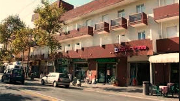 L’hotel Fiera che a breve riaprirà i battenti e a destra l’hotel che sarà trasformato in studentato