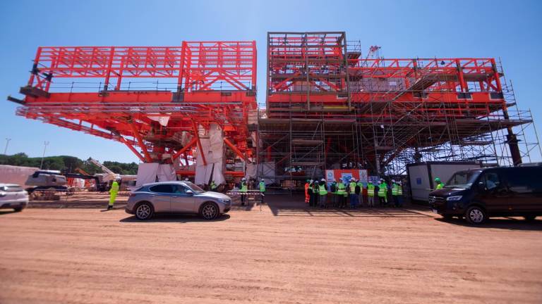 La piattaforma in costruzione ai cantieri Piomboni di Rosetti: diventerà l’hub di ricezione del gas a Ravenna (foto Massimo Fiorentini)