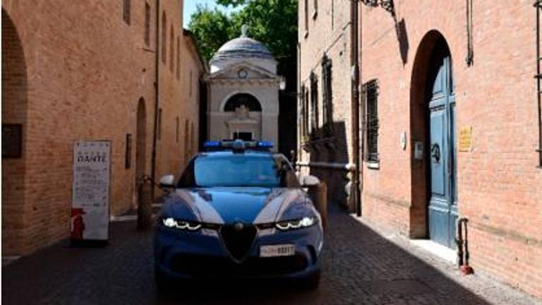 Ravenna, rubano in un negozio ma vengono inseguiti e catturati