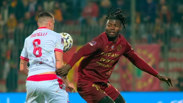 Jonathan Italeng in un duello con il difensore carpigiano Tommaso Panelli foto MASSIMO FIORENTINI