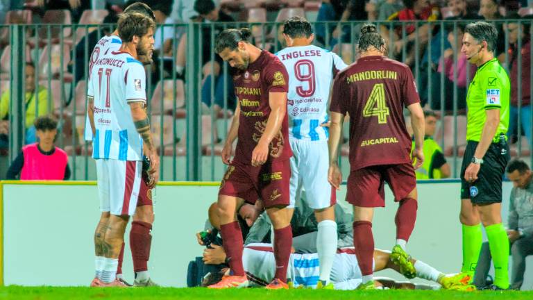 Esposito esce dal campo dopo il rosso ricevuto (Fiorentini)
