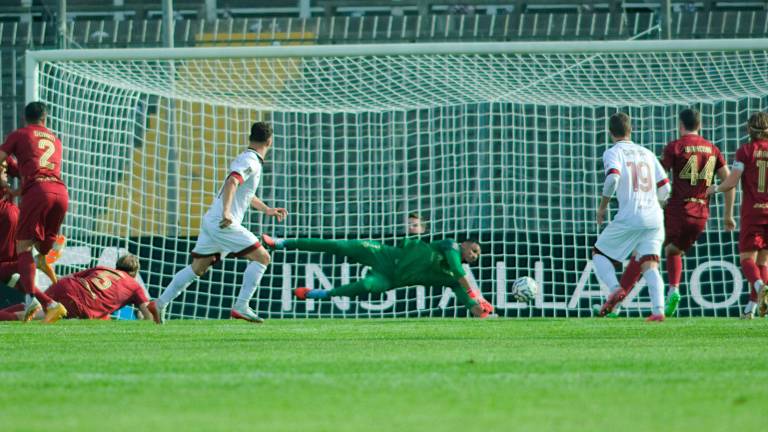 Il portiere ravennate Francesco Anacoura trafitto dal tiro dell’aretino Camillo Tavernelli foto MASSIMO FIORENTINI
