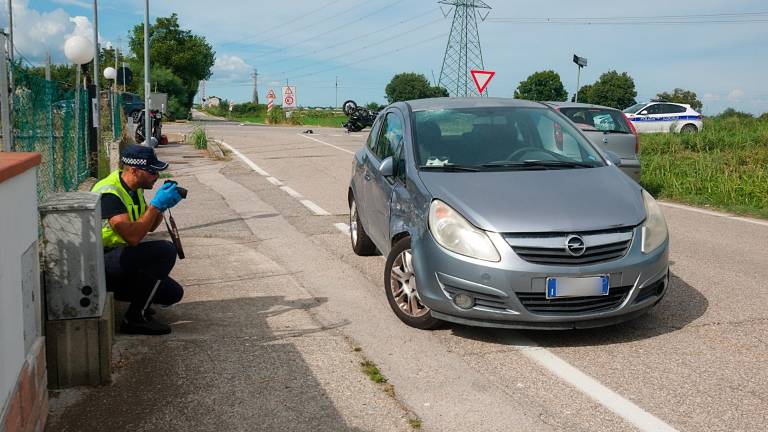 Ravenna, scontro a Camerlona: motociclista ricoverato al Bufalini