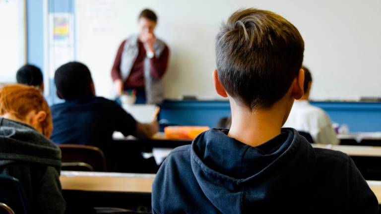 Scuola: multa da 500 a 10mila euro agli studenti che aggrediscono un prof