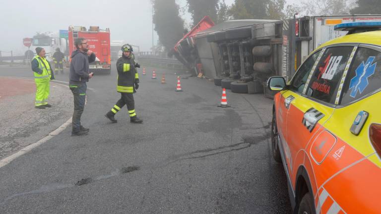 Ravenna, incidente: il Tir si ribalta e perde il carico di frutta, traffico in tilt sulla Romea Nord