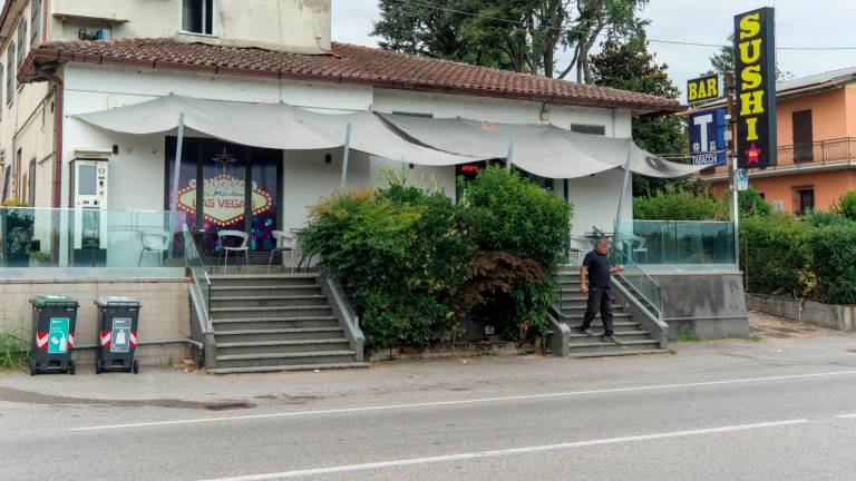 Il bar rapinato (foto Fiorentini)