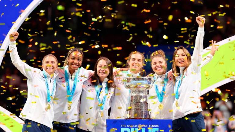 Sara Errani, la prima a sinistra, e Lucia Bronzetti, la terza da destra, festeggiano assieme alle altre azzurre il trionfo in Billie Jean King Cup