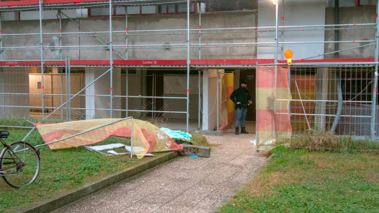 Gli inquirenti sul luogo della tragedia (foto Massimo Fiorentini)