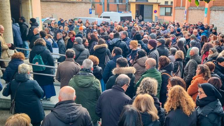 La folla alla camera mortuaria (Foto Mauro Monti Mmph)