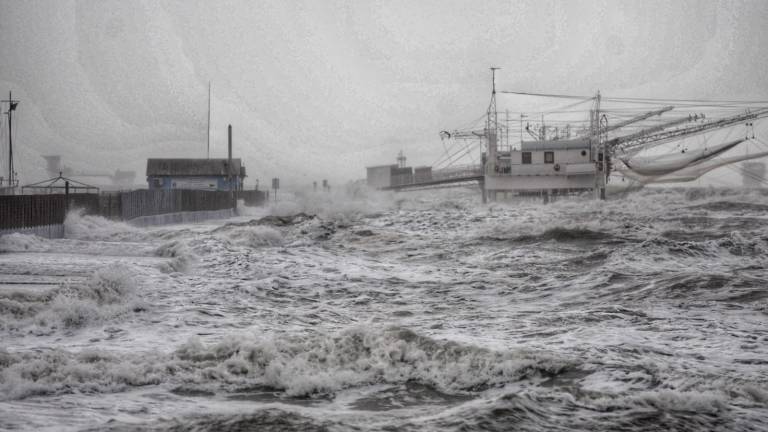 Raffiche di vento e mare in tempesta: Marina di Ravenna ancora sott'acqua, via Trieste chiusa al traffico - VIDEO GALLERY
