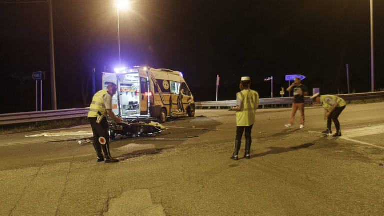 Cervia, in moto si schianta contro un'ambulanza: muore a 28 anni
