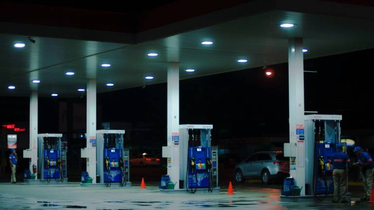 Cesena, caro benzina: lunedì i distributori spengono le luci dei self service