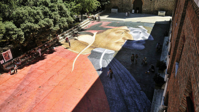 Un Dante in formato gigante in piazza: la grande opera di Bonobolabo - FOTO