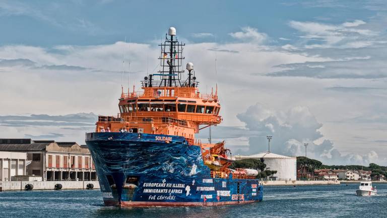 Una nave che trasporta migranti nel porto di Ravenna