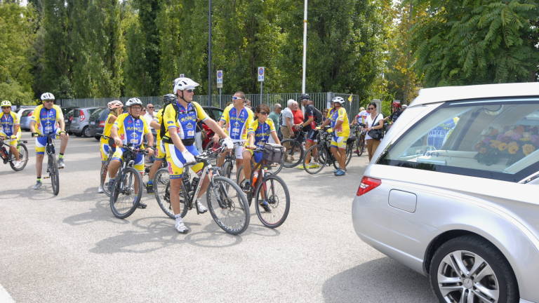 Ravenna, corteo in bici per l'ultimo saluto al ciclista morto