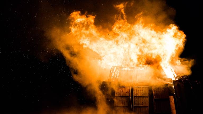 Incendio a Pennabilli: distrutto il tetto di una casa