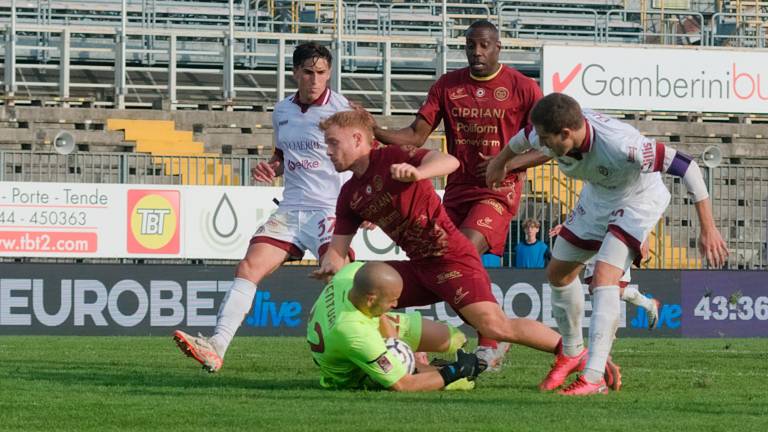 Giacomo Venturi, portiere dell’Arezzo ed ex di turno, si tuffa sui piedi di Matteo Motti nel match di andata che il Ravenna perse 0-3 al Benelli