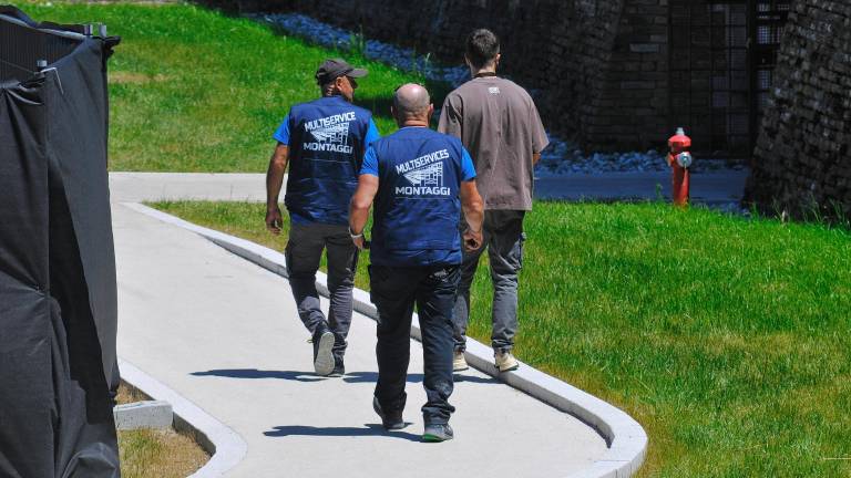 I tecnici arrivati oggi verso le 13 (Foto Massimo Fiorentini)