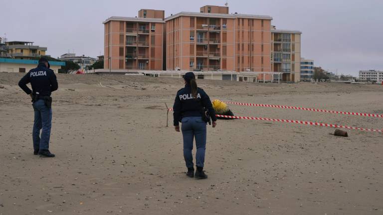 Ravenna, allarme bomba in spiaggia: sospetto ordigno bellico a Lido Adriano