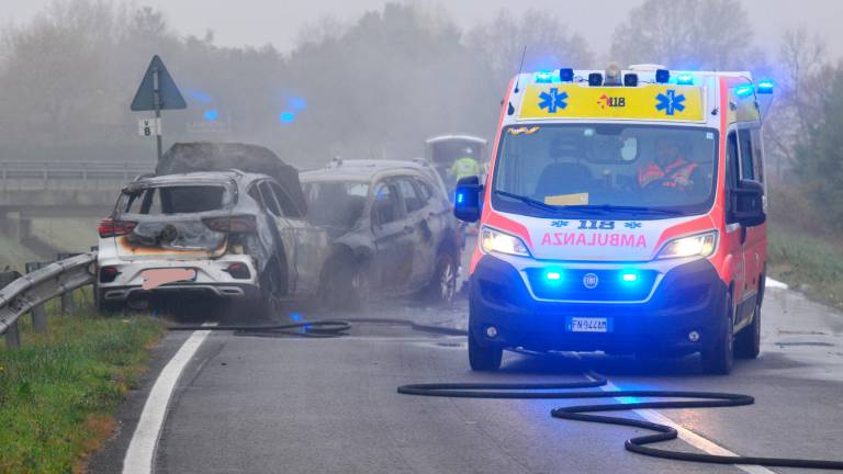 Ravenna, tragico incidente: muore una donna, due auto prendono fuoco