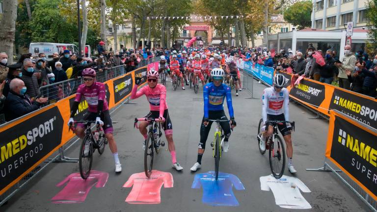 La partenza da Cervia dell’edizione 2020 del Giro d’Italia (foto Fiorentini)