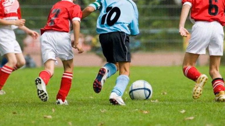 L’allenatore si sputa in una mano prima di dare il “cinque” di saluto: sfiorata la rissa tra genitori al torneo giovanile di calcio