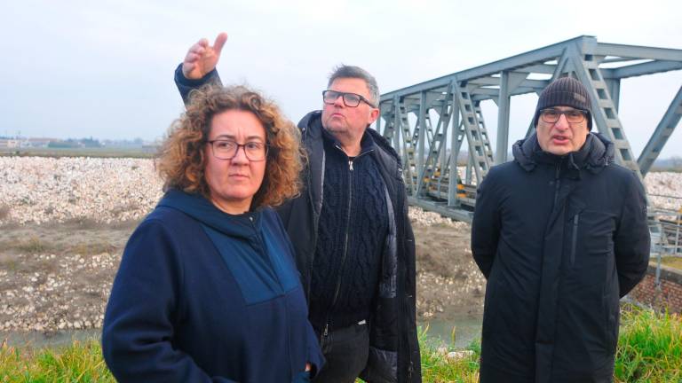 La sottosegretaria con delega alla Protezione civile Manuela Rontini durante un sopralluogo con il commissario alla ricostruzione Fabrizio Curcio